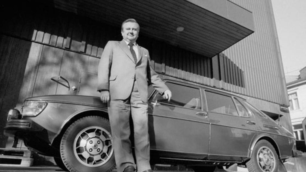 Saab-Scanian toimitusjohtaja Hugo Ahlberg (1930-1996) autoineen 26. lokakuuta 1978. Ennen autouraansa Ahlberg toimi mm. STT:n radiotoimituksen päällikkönä ja free lance -toimittajana Yleisradiossa ja MTV:ssä. Aikanaan häntä kutsuttiin Mr. Ääneksi. LEHTIKUVA / HS / Vesa Oja