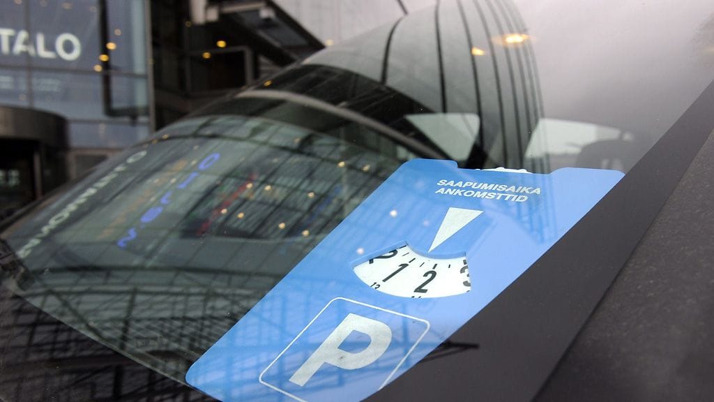 Kuvituskuvaa. Tämäkin kiekko sisältää kahta eri kieltä. Onko se siis lainvastainen?