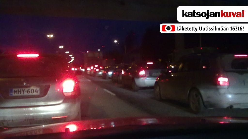 Kolari tukki liikenteen Lahdentiellä.