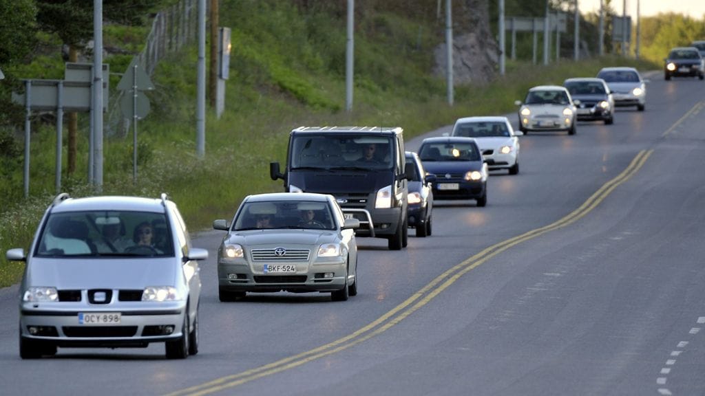 Juhannuksen menoliikennettä 51-tiellä Helsingistä Kirkkonummen suuntaan juhannusaatonaattoiltana 24. kesäkuuta 2010.