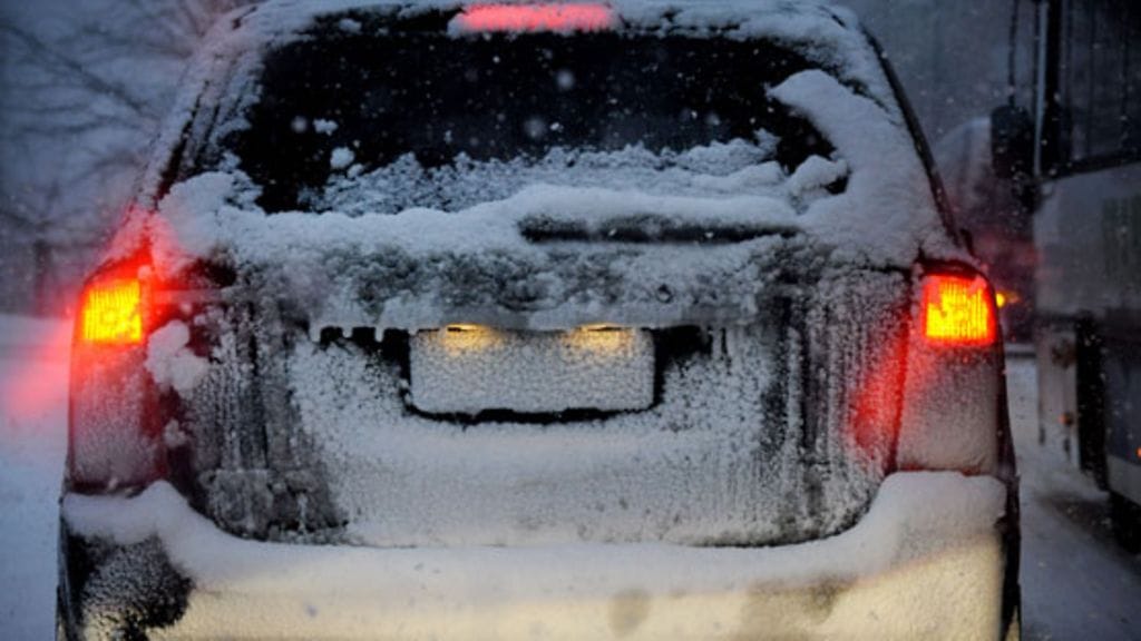 Pakkanen jäädyttää myös auton. (Lehtikuva)