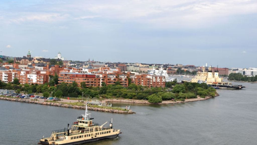 Vuosaaren meriväylän koeajo MS Finnstarilla Helsingissä 21. heinäkuuta 2008. Kuvassa Katajanokka.