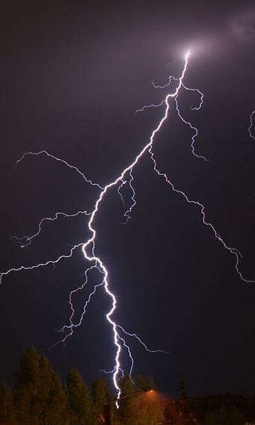 Ukkonen Espoossa Juvanmalmilla 30. heinäkuuta 2012. Kuva: Tommy Boström