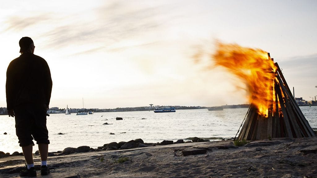 Kuvituskuvaa juhannuksenvietosta Helsingin Pihlajasaaresta.
