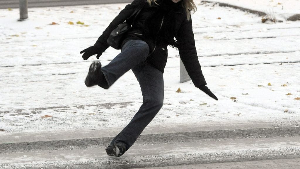 Jalankulkijoita varoitetaan erittäin liukkaista jalkakäytävistä Länsi-Suomessa ja Pohjois-Pohjanmaan länsiosassa.