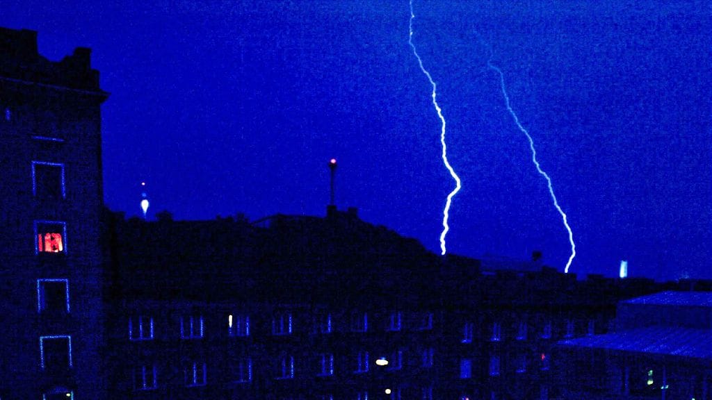 Kuvaa ukkosmyrskystä Helsingissä 9. heinäkuuta 2012.