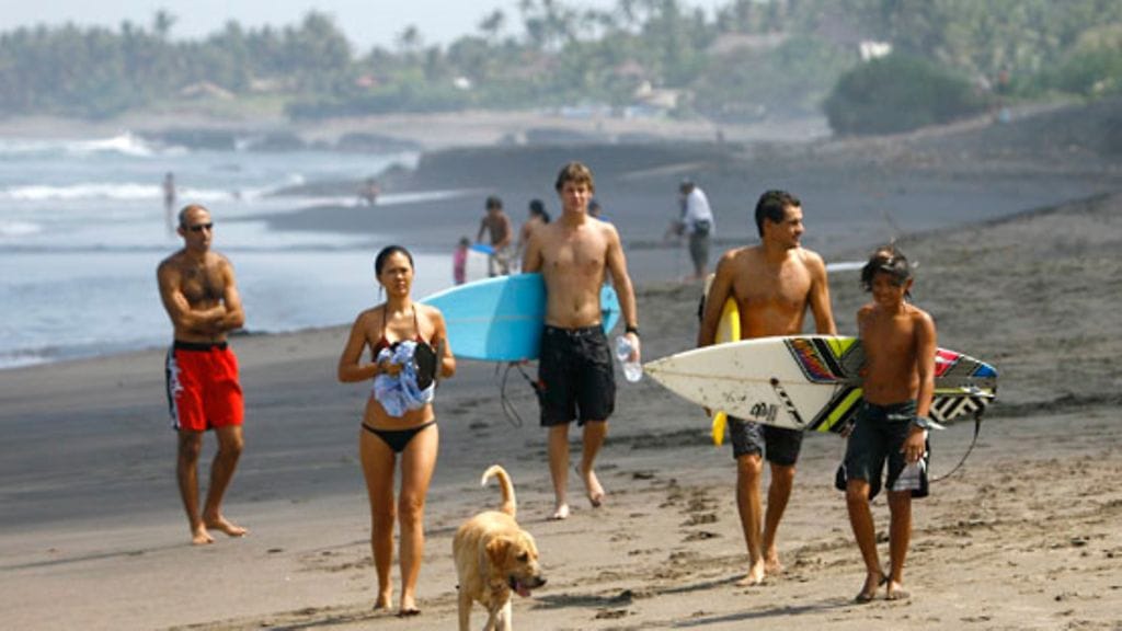 Turisteja Balin lomasaarella.