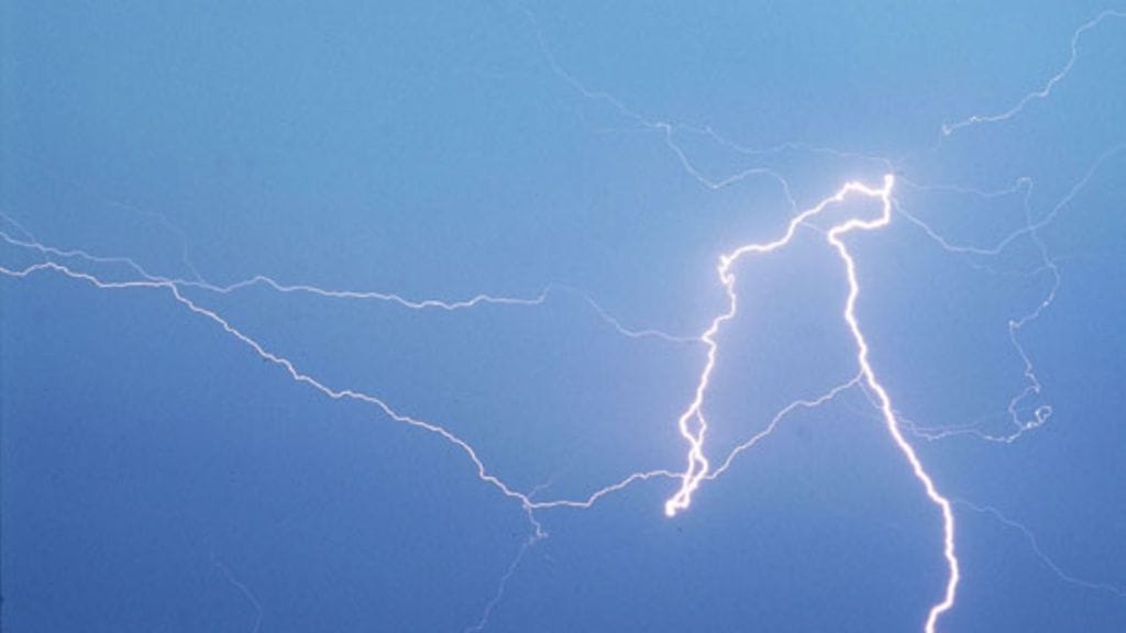 Rajujen ukkoskuurojen osuessa kohdalle, sadekertymät voivat meteorologin mukaan kohota kymmeniin millimetreihin tunnissa.