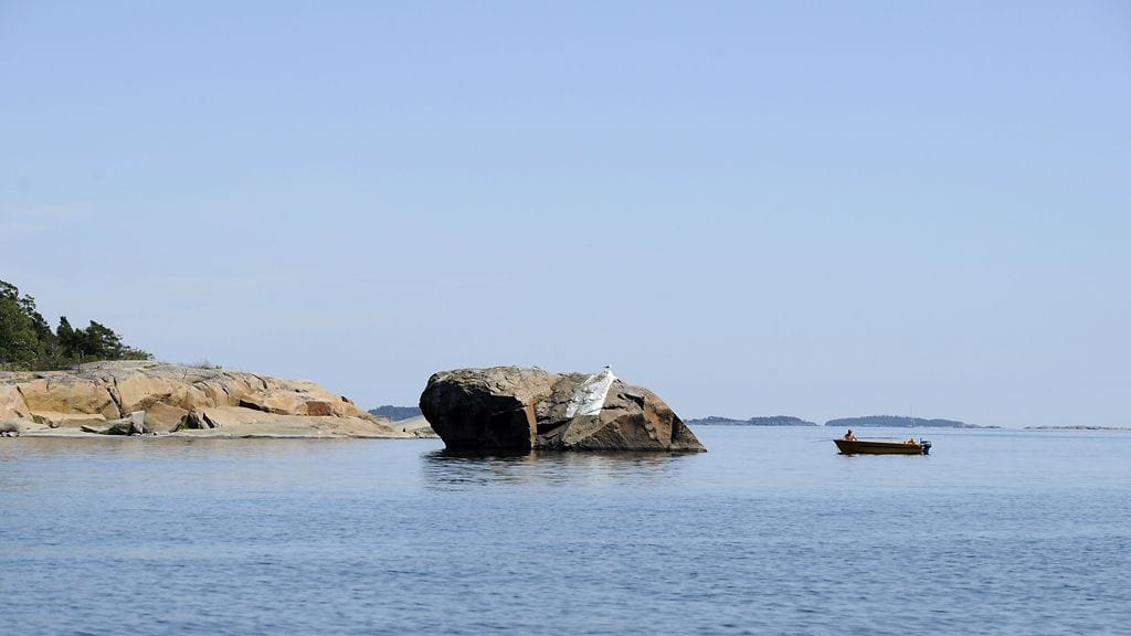 Kalastajia veneessä Villingin saaren edustalla Helsingissä 24. kesäkuuta 2009.