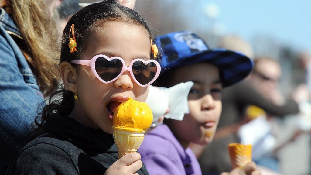 Lounaassa on huomenna sunnuntaina kunnon jäätelönsyöntisää. Pohjoisessa sää on huomattavasti viileämpi. Kuvituskuvassa Aisha ja Jakim Kilpiö nauttivat kevään ensimmäisiä jäätelöitä Kaivopuistossa Helsingissä 7. toukokuuta 2011.