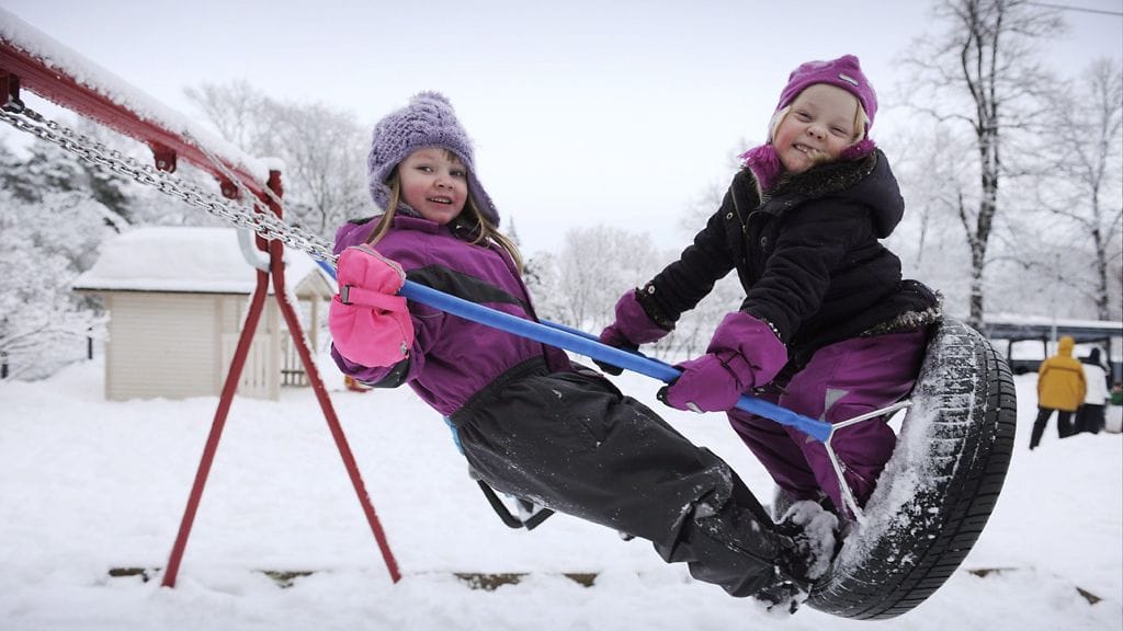 Lapset leikkivät päiväkodin pihalla, kunhan pakkanen ei ylly aivan mahdottomaksi.
