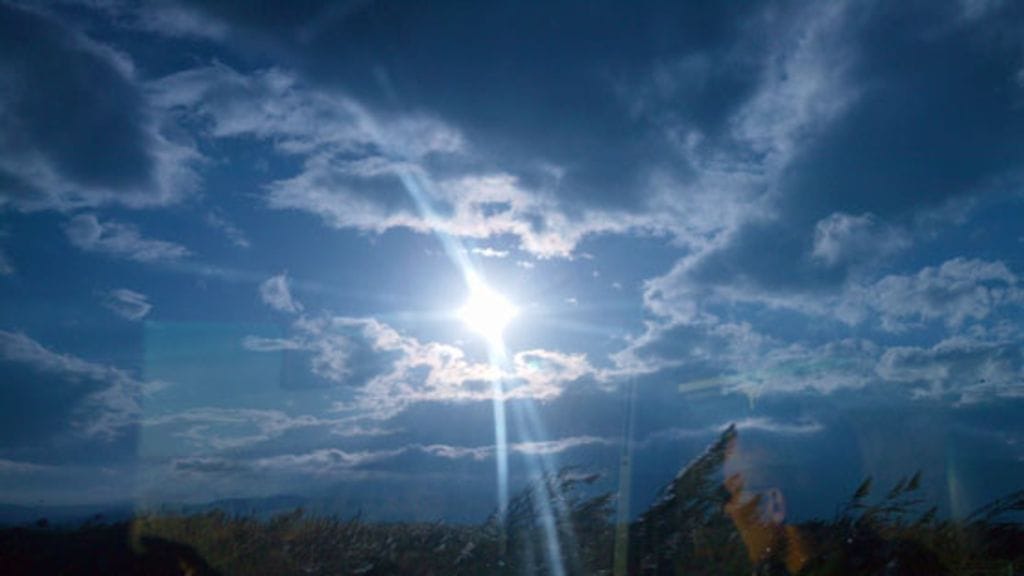 Auringon paistetta. Aurinko. Valo. Pilvi. Pilvet. Taivas.