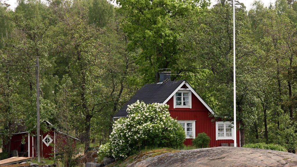 Kesähuvila merenrannalla Raaseporin saaristossa. Arkistokuva.