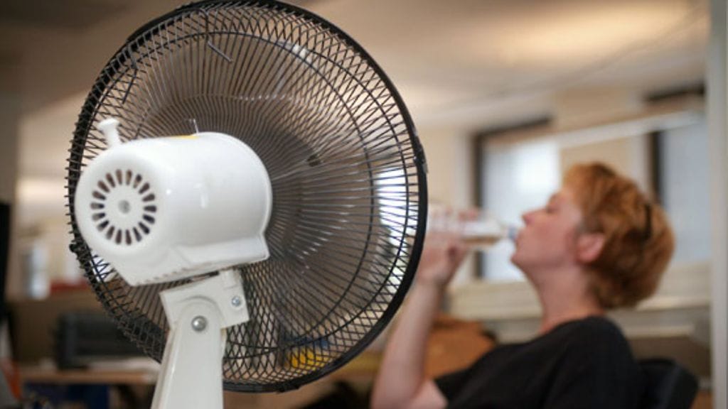 Sähköä kuluu helteellä muun muassa tuulettimien käytössä.