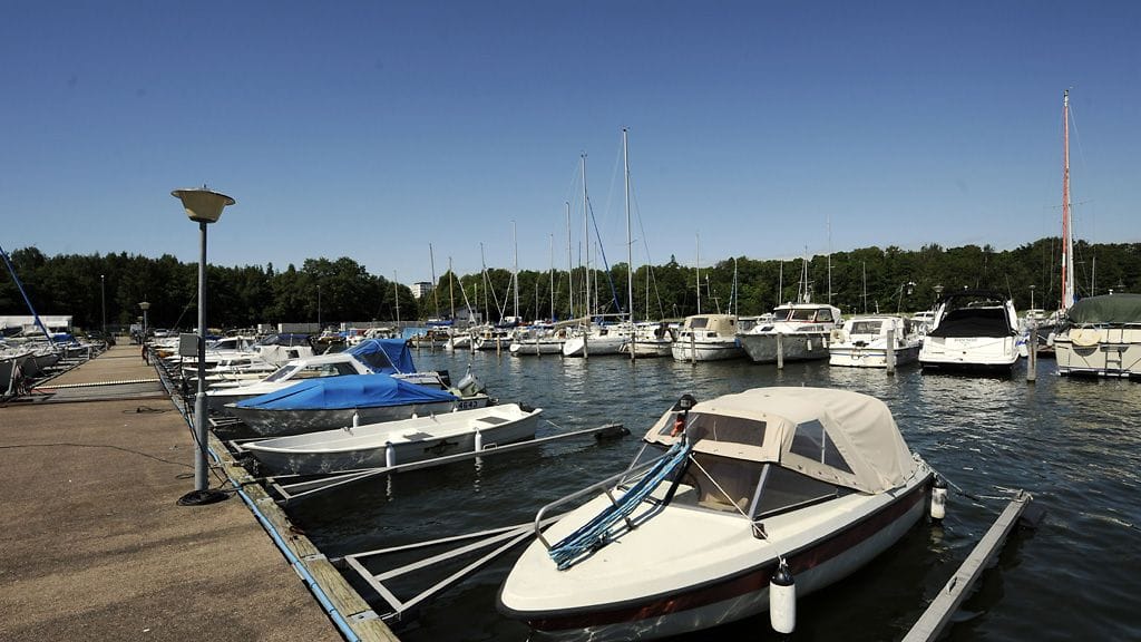 Strömsinlahden pienvenesatama Helsingissä.