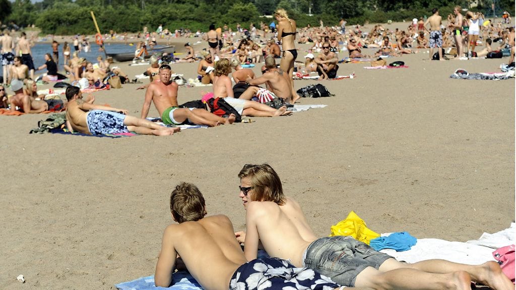 Vielä ei Hietaniemessä pääse palvomaan aurinkoa viime kesän mallin. Riikka Krennin mukaan aurinkoisemmille rannoille pääsee nyt pikkurahalla.