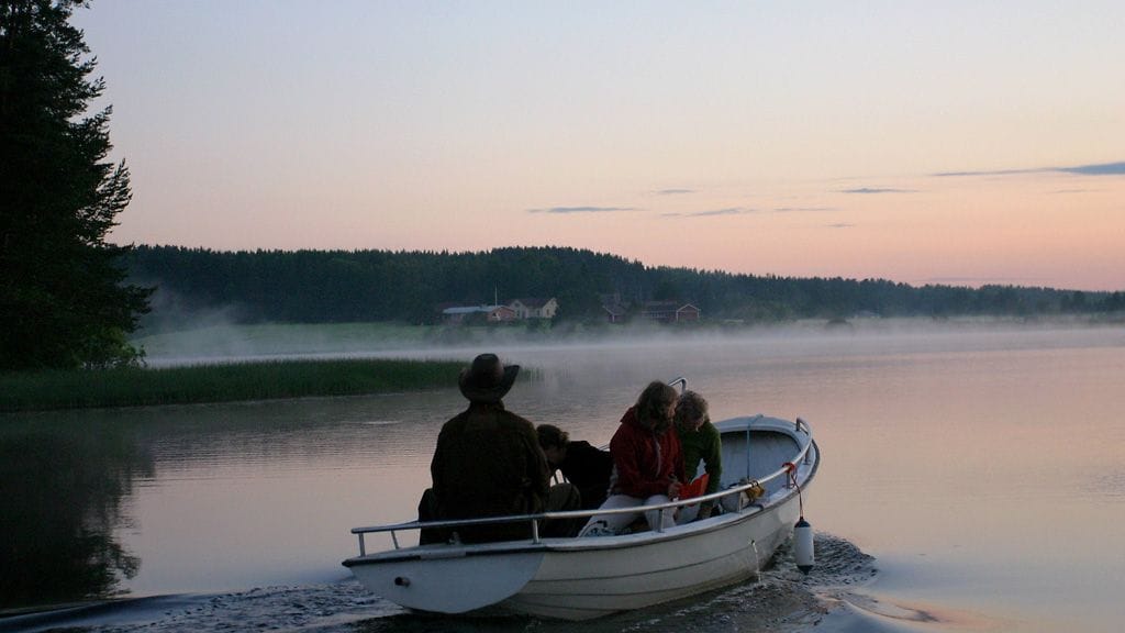 Kesäinen järvi ja auringonlasku. Siinä lepää turistinkin silmä.