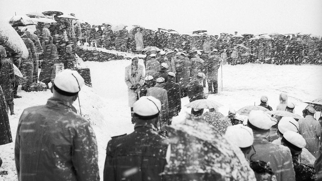 Takatalvi yllätti vappujuhlijat vuonna 1957.