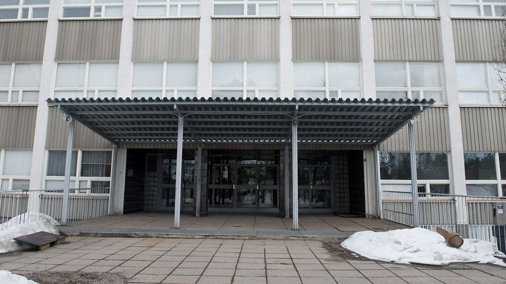 Helsingin Alppilan määräaikainen yläasteen opettaja sai potkut, kun hän poisti oppilaan voimakeinoin ruokalasta.