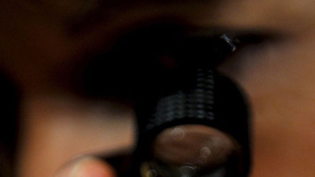 Sininen timantti suurennuslasin alla. EPA