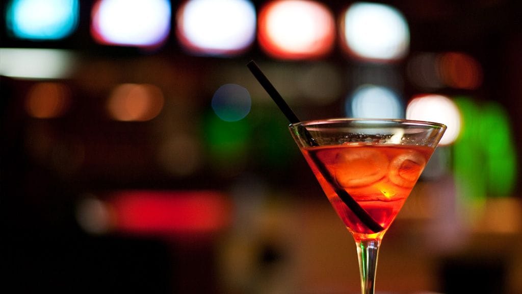 Brittimies ei halunnut antaa drinkkiä ilmaiseksi.