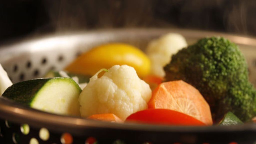 Tutkimuksen mukaan tytöt liittävät poikia harvemmin kasvisten syöntiin kielteisiä asioita.