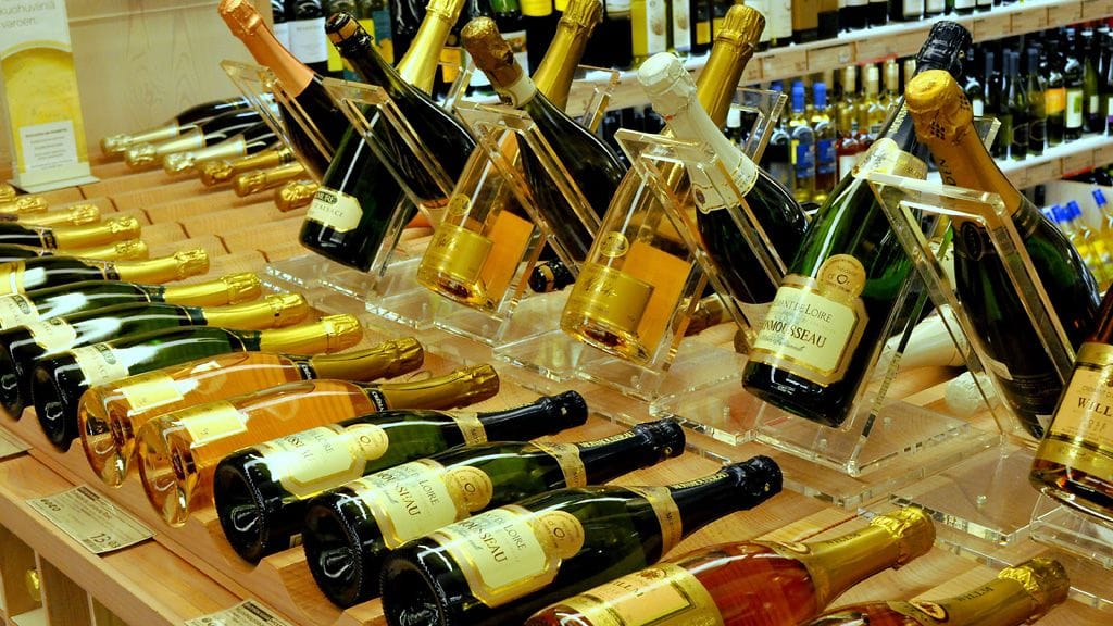 Tämä kuva on Alkosta, mutta shampanja myy hyvin myös risteilyill.