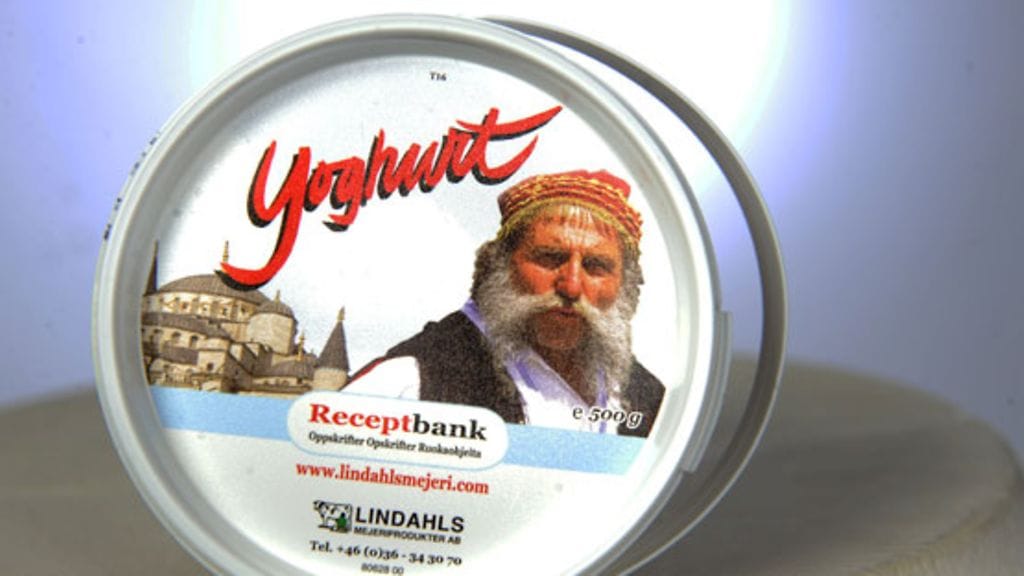 Monet tuntevat turkkilaisen partaniekan ruotsalaisen Lindahlsin meijerin "turkkilaisesta jogurtista". Nyt on paljastunut, että kuvan mies ei olekaan turkkilainen vaan kreikkalainen. 9.huhtikuuta 2010.