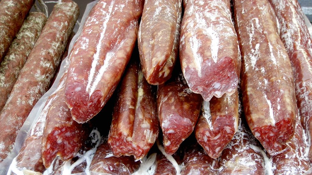 Suomessa käytettävä hevosenliha päätyy suureksi osaksi jalosteisiin, kuten makkaroihin.