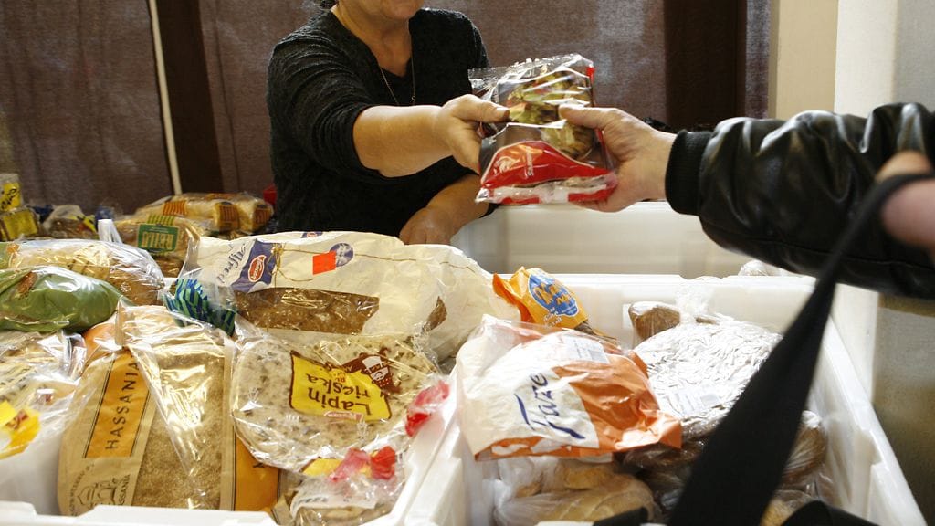 Häpeää ruoka-avun hakemisesta tuntevat muita useammin naiset, keski-ikäiset ja iäkkäät.