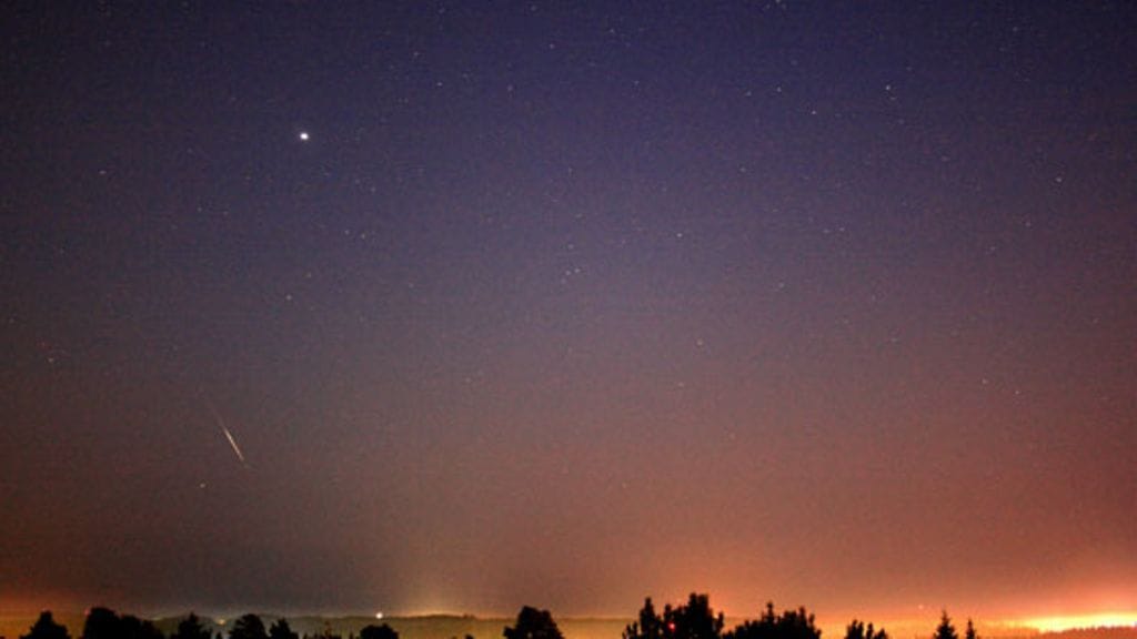 Tähdenlento vasemmalla horisontissa planeetta Jupiterin alapuolella (kirkas tähti). Kuva: Mikkelin Ursa, Aki Taavitsainen