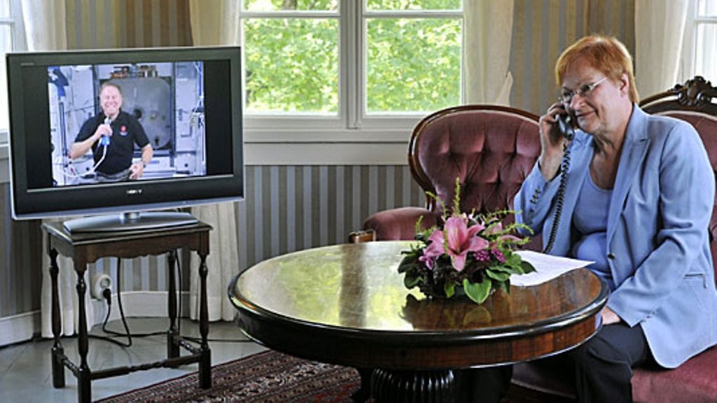 Presidentti Tarja Halonen puhui puhelimessa Yhdysvaltojen avaruusasemalle suomalaista syntyperää olevan astronautin Timothy L. Kopran kanssa 3.8.2009. (LEHTIKUVA)