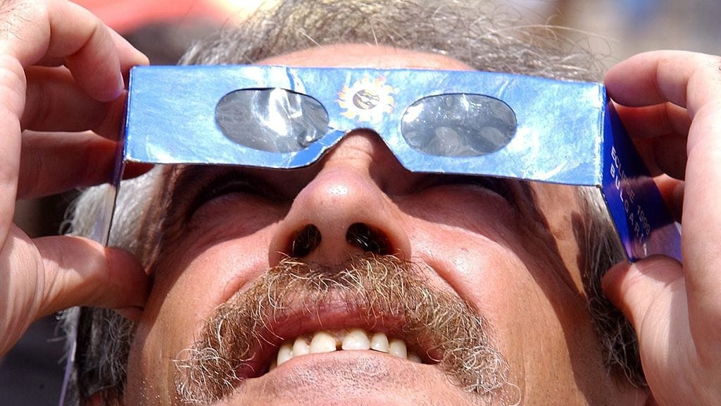 Mies seuraamassa Venuksen ylikulkua Makedoniassa 2004.