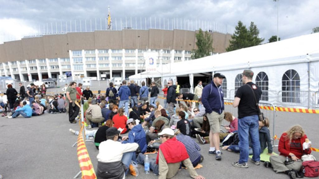 Jonotus U2:n konserttiin sujui rauhallisesti. (Lehtikuva)