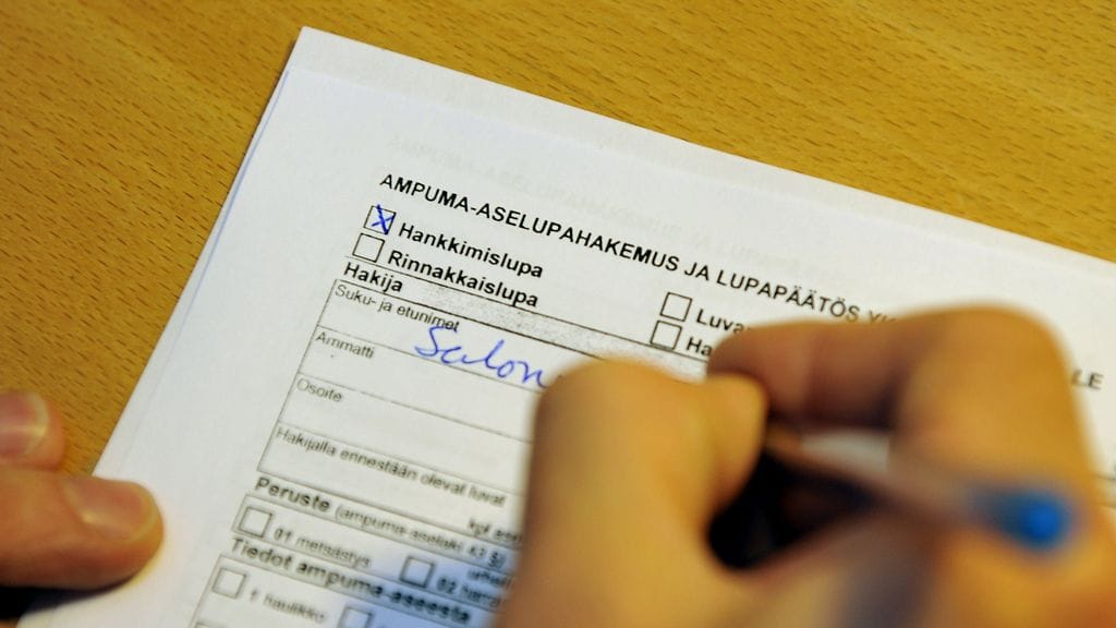 Nyt aselupa on jätettävä henkilökohtaisesti poliisilaitokselle. Uudistuksessa luovutaan soveltuvuustestistä. Ensi vuoden joulukuussa aselupahakemuksen voi jättää sähköisesti.