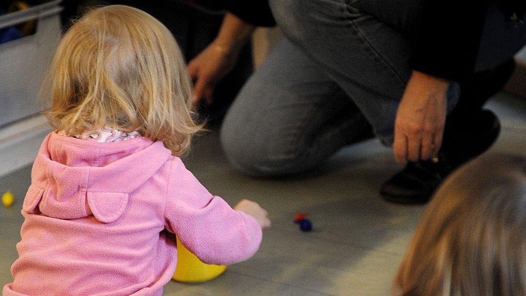 Keskustan mukaan kokoomuksen terveiset kotihoidon tuen lopettamisesta tuovat mieleen DDR:n ajat.