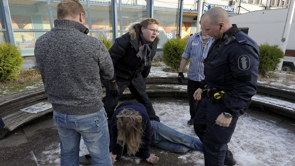 Lindtman piteli olutvarasta yhdessä myyjien kanssa.