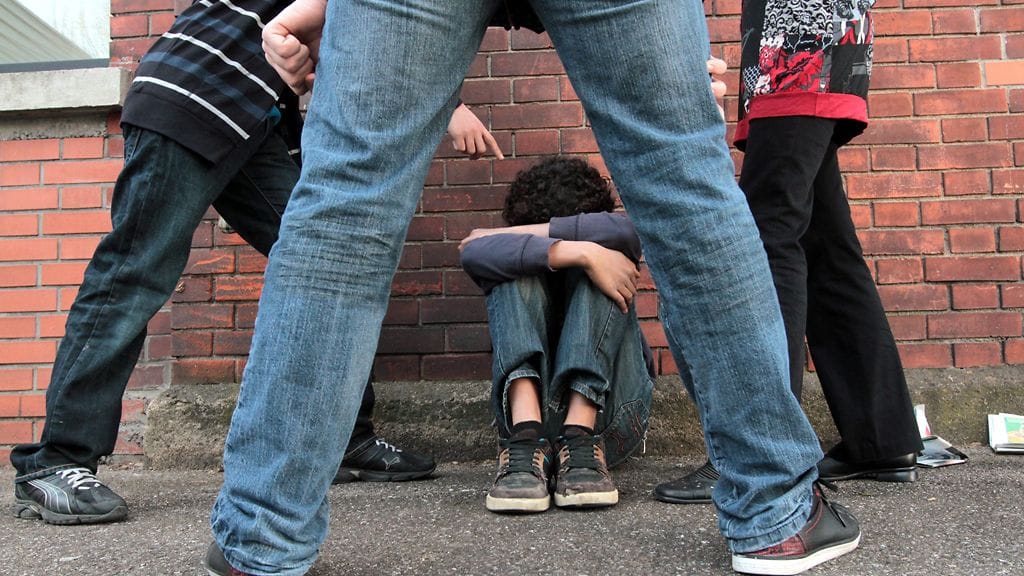 Rasismilla tarkoitetaan ihmisten syrjintää ja luokittelua eriarvoisiksi esimerkiksi ihonvärin tai etnisen taustan perusteella.