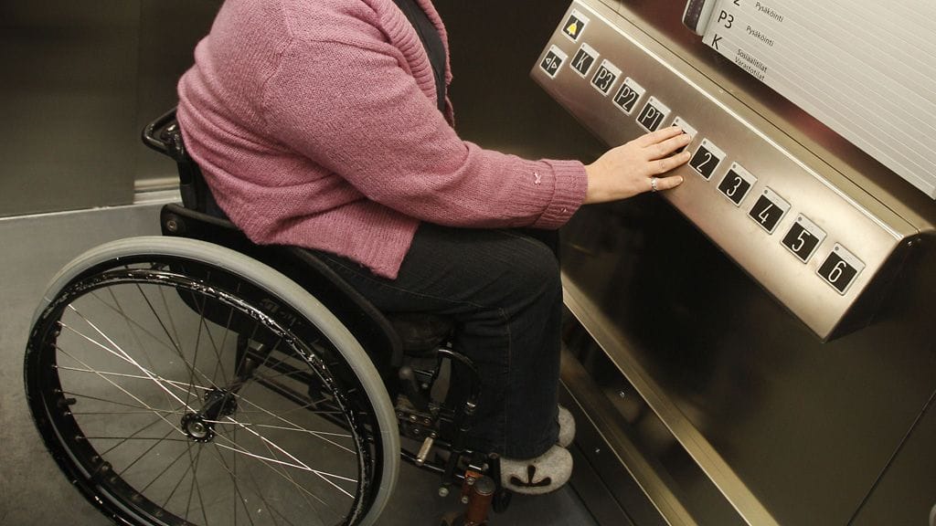 Liikuntaesteisille teknologialan lakko saattaa jatkuessaan tuoda eteen hankaluuksia, jos talon hissi menee lakon aikana rikki. Kuvan henkilö ei liity uutiseen.