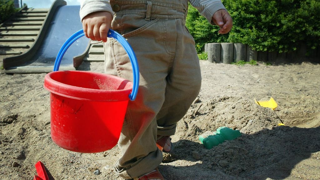 Päiväkotilasten kuravesileikit aiheuttivat kunnalle kunnon maksun. Kuvituskuva.