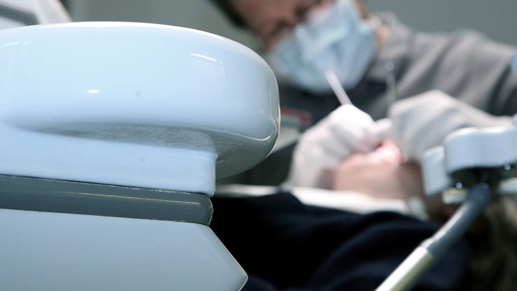 Kela-korvausten leikkausten jälkeen käynnit yksityisen puolen hammashoidossa ovat vähentyneet.