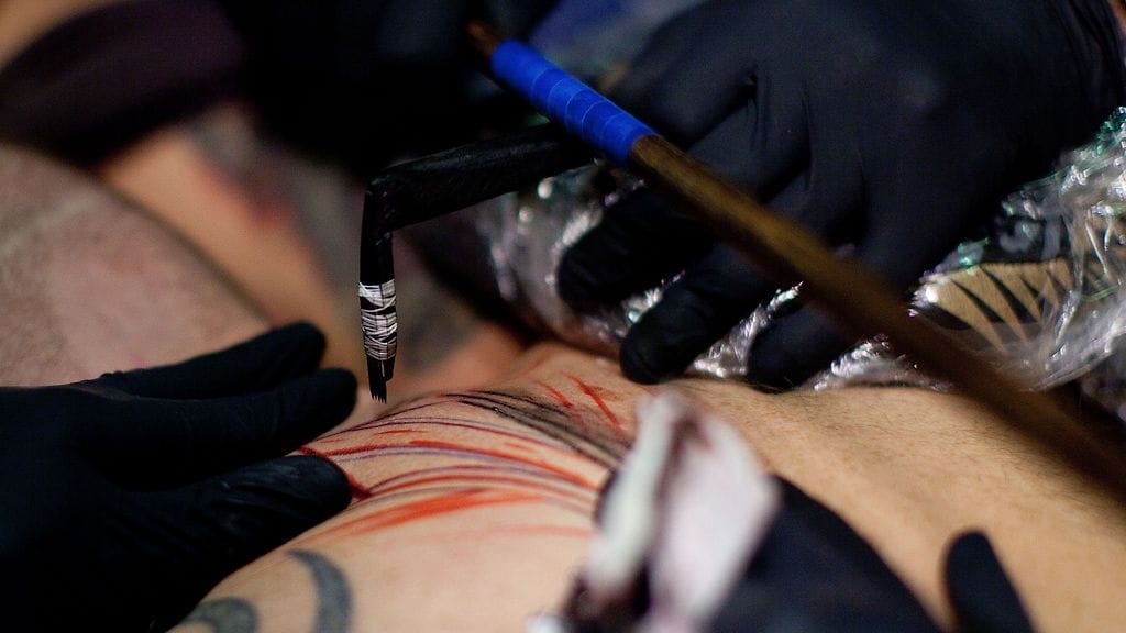 Itse rakennetut tatuointivälineet ovat hiljalleen väistyneet netistä ostettujen, edullisten laitteiden tieltä. Kuvituskuva.