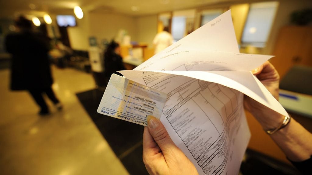 Satunnaisesti lääkkeitä käyttävä saa jatkossa nykyistä vähemmän Kela-korvausta lääkkeistään. Asiakkaan on maksettava reseptilääkkeensä 50 euroon asti itse.