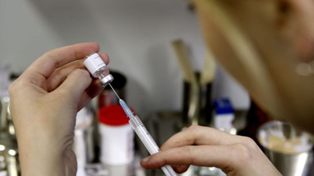 Neurologian dosentti, unitutkija Markku Partinen ei usko, että päätöksiä sikainfluenssarokotteesta tehtiin liian kiireellä. (Lehtikuva)