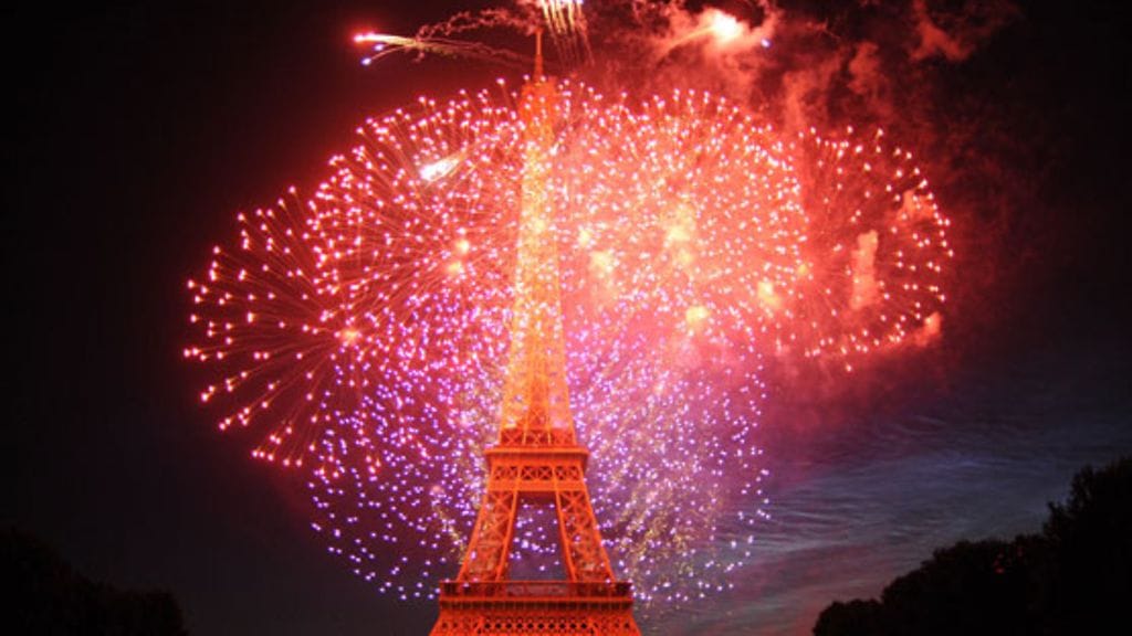 Eiffel-torni ja ilotulitukset kansallispäivänä.