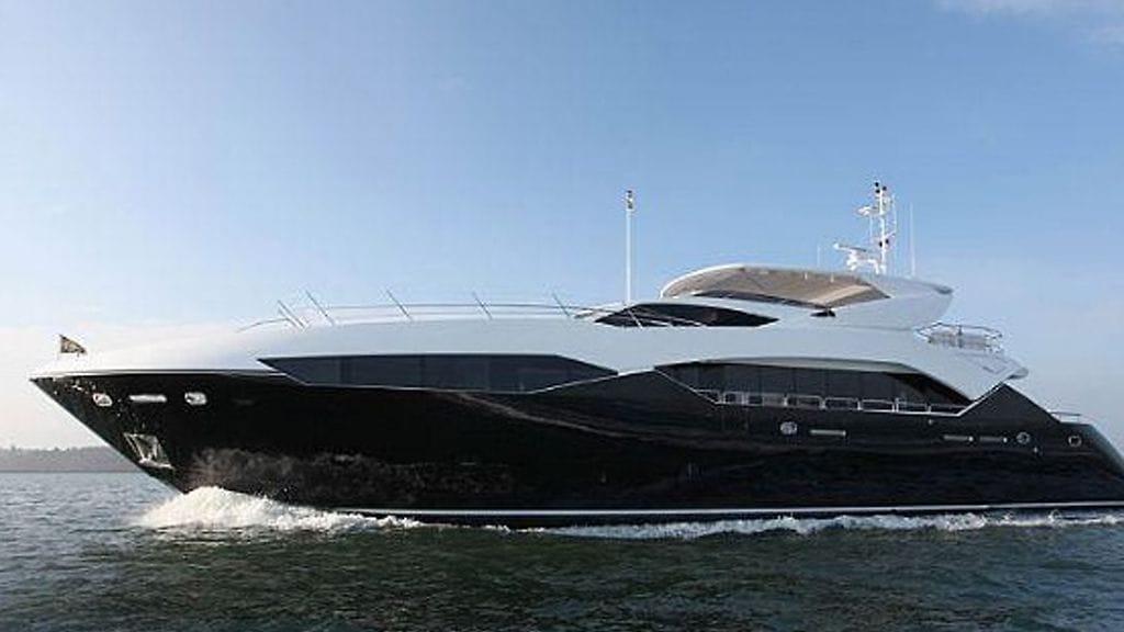 Superjahdin makuutilat on mitoitettu 12 matkustajalle ja 10 hengen miehistölle.