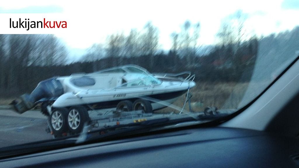 Liikenne ruuhkautui Espoossa Turun moottoritiellä, kun tuulilasivene irtosi kiinnityksestään.