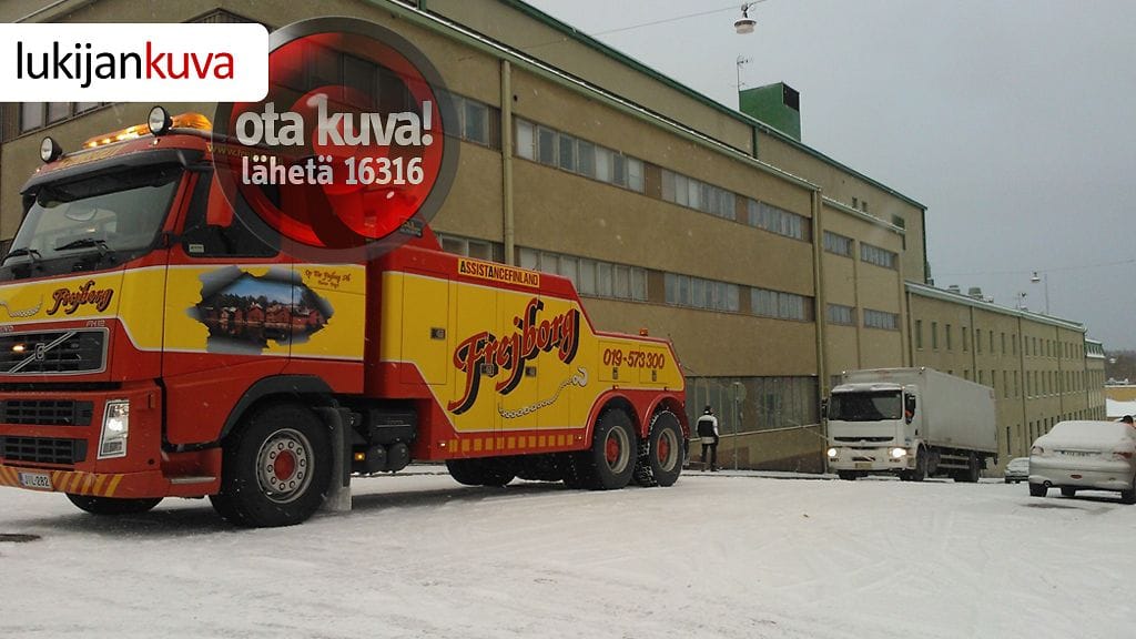 Rekka-auto jäi jumiin ylämäkeen Porvoossa Kaivokadulla.