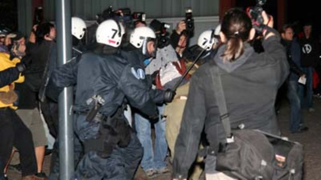 Smash Asem -mielenosoitus Helsingissä 9.9. 2006