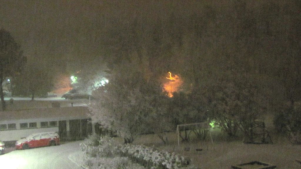 Eilen illalla vähän lumentulon alkamisen jälkeen otettu kuva Turusta Ispoisista